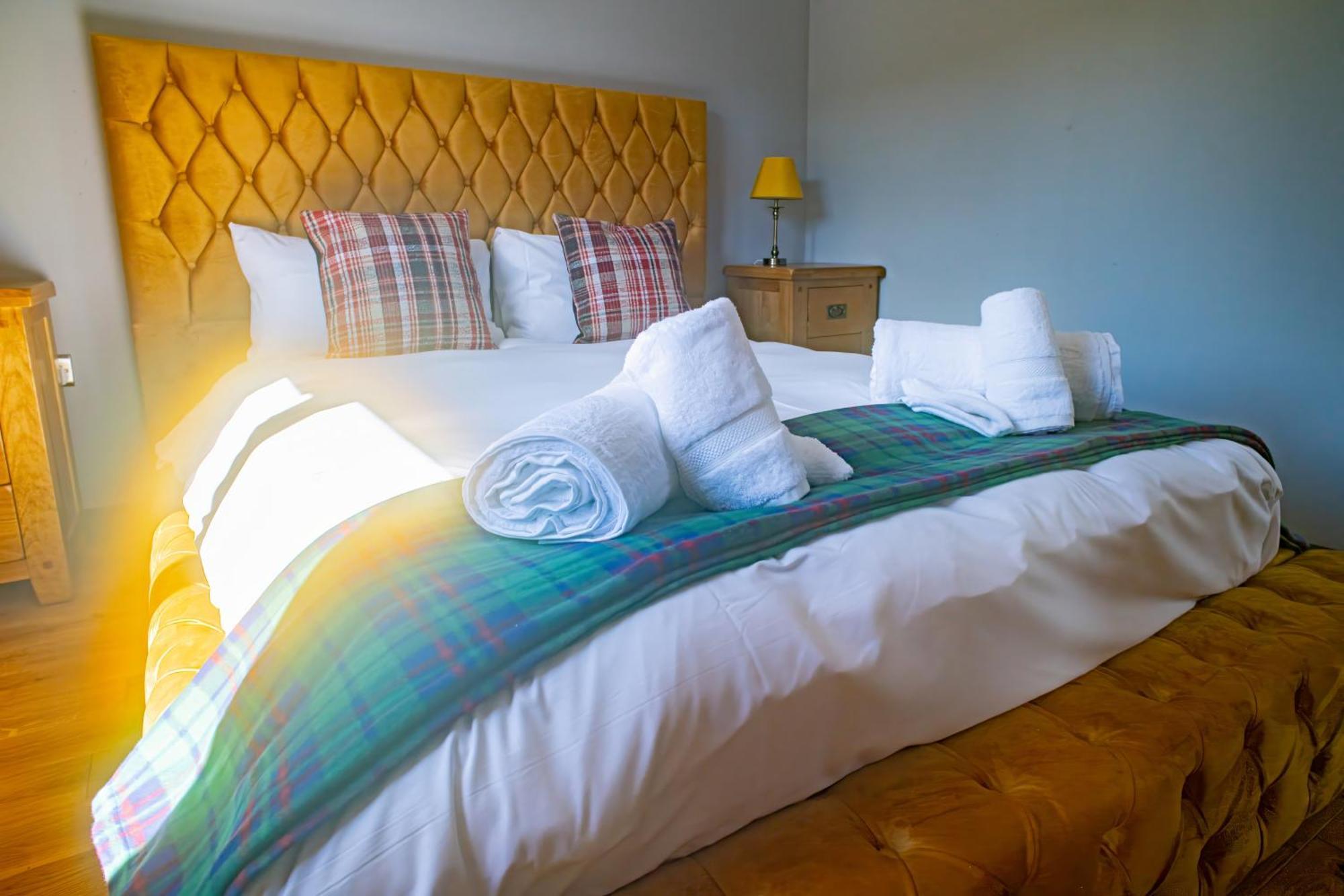 Luxury 4 Bedroom Cottage With Stunning Views Near Fairy Pools! Carbost (Loch Harport, Isle of Skye) Exterior photo